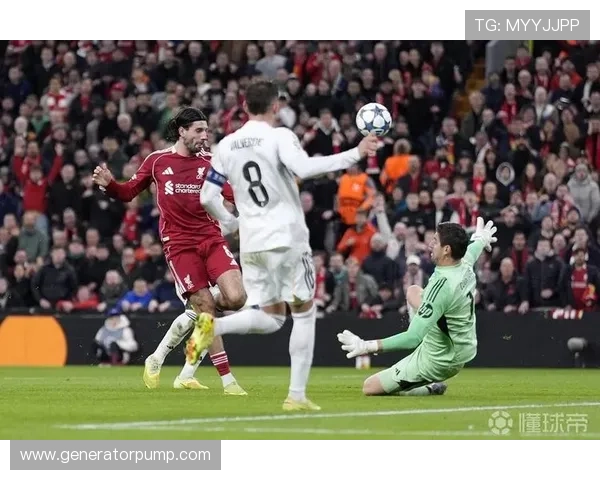 德里欧赛后高举欧冠MVP奖杯庆祝对利物浦的精彩表现与进球荣耀 德里欧赛后高举欧冠MVP奖杯庆祝对利物浦的精彩表现与进球荣耀